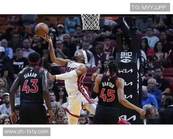 鲍威尔首节爆发贡献10分全场16投8中斩获22分三分球表现出色